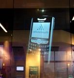1,5 m großes schwebendes Telefon erregt Aufmerksamkeit in Cellular South's erstem Concept Store