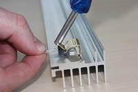 Neues von setron: Neues Werkzeug von Alutronic vereinfacht die Installation von Montage-Clips - Kürzere Montagezeit im Vergleich zur Schraubmontage von Kühlkörpern