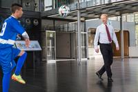 Freundschaftsspiel in der Konzernzentrale: Bayer-Chef im Doppelpass mit Brasilien
