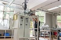 Sondergerät vereint Ergonomie und Effizienz bei der Produktion von Schaltkästen