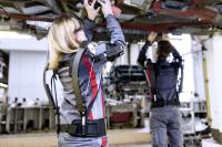 Im Test: Audi Produktion erprobt Exoskelette für Überkopfarbeiten