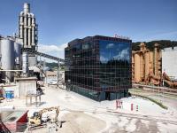 Meyer Burger liefert Hochleistungs-Photovoltaikmodule für die vollflächig integrierte und bunte Solarfassade des neuen SWISS KRONO Bürogebäudes