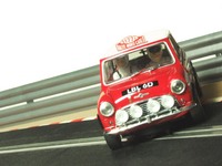 Legendärer Mini Cooper erobert Autorennbahnen