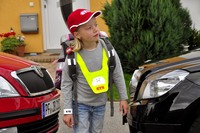 Erstklässler: Rote Kappen sieht man besser
