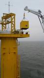 Rhenus Offshore Logistics tauscht Container in luftiger Höhe aus