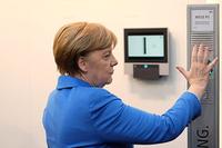 Bundeskanzlerin Angela Merkel besucht PCS Systemtechnik auf der CeBIT 2016