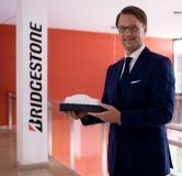 Premium-Reifenhersteller für die Entwicklung des wegweisenden Polymers SUSYMTM in der Kategorie Innovationsstärkster Automobilzulieferer "Chassis, Karosserie und Exterieur" geehrt