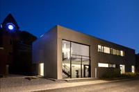 Reizvolles Ensemble: Historische Klinkerkulisse trifft puristische Architektur mit Beton und Stahl