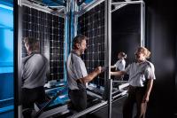 Kalibrierlabor CalLab PV Modules des Fraunhofer ISE reduziert Messunsicherheit auf weltweite Bestmarke von 1,1 Prozent
