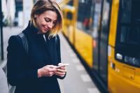 Bahn frei: Berliner Online-Fertiger FACTUREE gibt 365-Euro-Ticket an seine Mitarbeiter aus