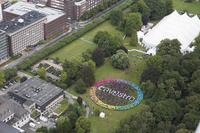 Riesen-Ring aus Regenschirmen