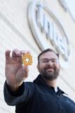 Intel liefert supraleitenden 17-Qubit Testchip für Quantencomputer aus