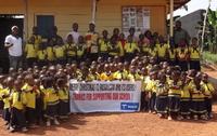 Beim Sprachen lernen Bildung schenken: Mit jedem Premiumpaket von busuu.com eine Woche Schulzeit für ein Kind in Kamerun finanzieren