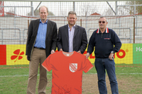 Frank Pagelsdorf spendet Trikots für die Jugend