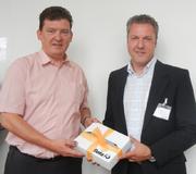Data I/O überreicht New iPad™ an Gewinner im Rahmen der Verlosung auf der Messe SMT/Hybrid/Packaging 2012