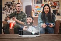 BenQ TK700STi: Lichtstarker Kurzdistanz 4K Gaming Beamer mit niedrigem Input Lag und Google-zertifiziertem Android TV