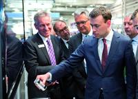 Wirtschaftsminister Dr. Nils Schmid besucht Festo Stand