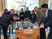 Vertreter der Automatenbranche und Bundestagsabgeordneter Dr. Christoph Ploß übergaben Tischkicker an die Bugenhagenschule Alsterdorf in Hamburg