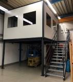 Platzsparend! Jansen errichtet Hallenbüro auf Stahlbühne