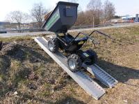 Akkubetriebener Minidumper hat elektrische Kippfunktion