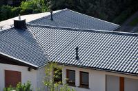 Schnell, leicht, wirtschaftlich: Dachsanierung mit Metallpfannen