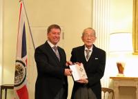 Der weltweit tätige Unternehmer und Philanthrop Kazuo Inamori erhält die Ehrenritterwürde von ihrer Majestät Königin Elisabeth