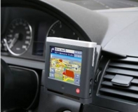 Mobile Navigation / Innovativ eingebaut: Falk bringt mobiles Navigationssystem mit Möglichkeit zum Festeinbau