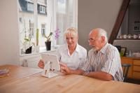 Das Tablet für Senioren: mobilcom-debitel baut mit "asina" das Segment SmartCare aus