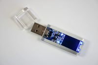 Blaue LEDs illuminieren spacigen USB 2.0 Hi-Speed Stick