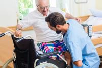 Weg von Rollenklischees, rein in die Pflege