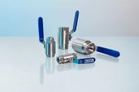 Compact ball valve also for heavy-duty applications