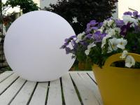 Leuchtende LED Kugel für Haus und Garten