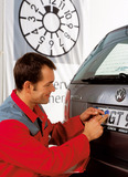 Mit dem Auto während des Einkaufs zur Hauptuntersuchung