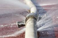 Gefahr unkontrollierter Schlauchplatzer im Sommer: jetzt erkennen und vorbeugen!
