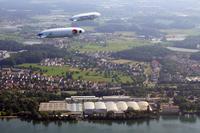 Zwei Zeppelin NT im Formations-Flug über dem Bodensee