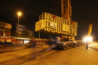 Schwergutumschlag im bayernhafen Nürnberg: 406-Tonnen-Transformator am Haken