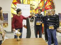 Informatiker mit ihren Robos als Zweitplazierte der Robolympics aus Moskau zurück