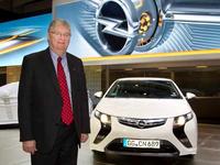Opel-Chef Reilly fährt im Ampera zum Genfer Automobilsalon