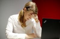 Arbeiten trotz Hitze: Bequeme Kleidung tragen und viel trinken