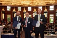 Dr. Thorsten Dullweber mit dem Preis der Stiftung Industrieforschung für beidseitig lichtempfindliche Solarzelle ausgezeichnet