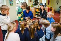 Kinder beobachten das Leben der Insekten
