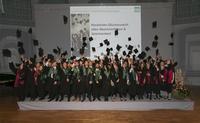 FOM Hochschule in Stuttgart verabschiedet 240 Absolventen / ETL-Mittelstandspreis an Ralph Schienbein und Silvia Brühl