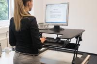 Ergonomische Arbeitsplatzgestaltung mit neuem Schreibtischaufsatz von Digitus
