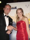 Bundestagsabgeordnete Kristina Köhler aktiviert ihre ec-Karte als CityCard Wiesbaden zugunsten der AIDS-Hilfe