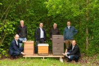 Lenze siedelt Bienen auf dem Firmengelände an - Ansiedlung der Bienen ist wichtiger Beitrag zum Schutz der heimischen Pflanzen- und Tierwelt
