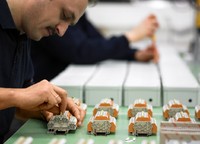 Mit kundenspezifischem Servicemanagement Kosten senken und Flexi-bilität steigern: Weidmüller weiht neues Zentrum für Kundenspezifische Fertigung in Spanien ein