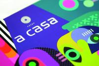 Jetzt wird's bunt: FEDRIGONI Kundenbroschüre A CASA versammelt Farbkompetenz!