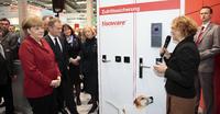 Bundeskanzlerin Merkel besucht tisoware auf der CeBIT 2013