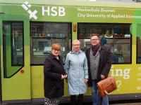 Hochschule Bremen wirbt auf BSAG-Straßenbahn im neuen Design und mit prägnanten Slogans