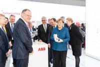 ABB zeigt Bundeskanzlerin und schwedischem Ministerpräsident die Fabrik der Zukunft